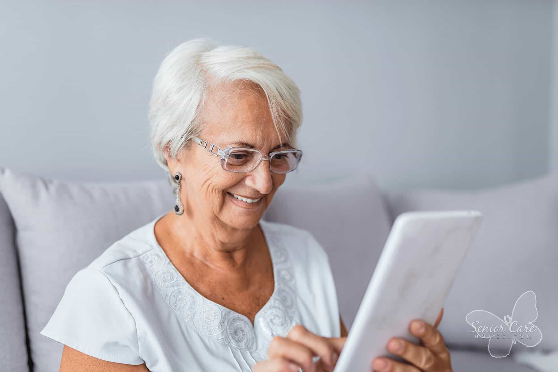 Coronavirus: 5 Tips To Stay Connected With Seniors In Assisted Living